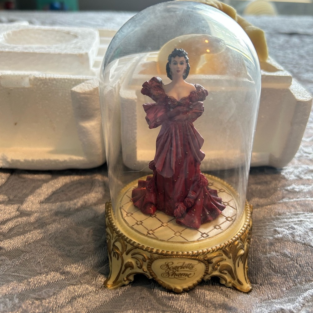 Scarlett O’Hara figurine.